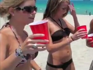 Горячие 18 летние девушки отдыхают на летнем пляже