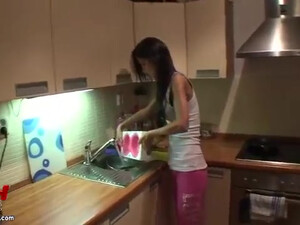 Брюнетка Nessa Devil красиво посасывает у парня член