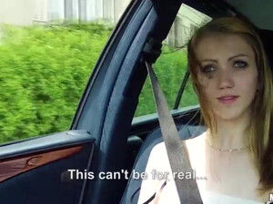 Парень на улице снял горячую и сексуальную попутчицу