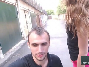 Поимел белокурую бестию на улице пока рядом никого не было