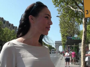 Несколько парней ебут в обе дырки доступную француженку