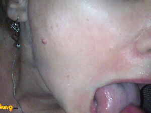 Красотка делает минет а чувак снимает видео как кончает ей в рот