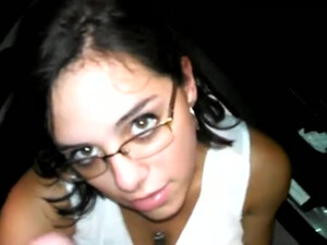 Домашнее порно чувака мастурбирующего на лицо красотки и кончающего ей в рот