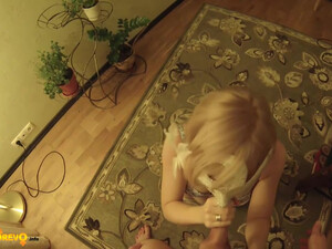 Белокурая принцесса в маске делает любительский минет своему королю