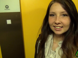 Секс на кухонном столе с грудастой давалкой