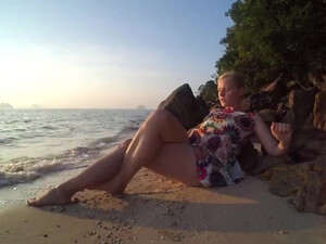 Мастурбирует на пляже и балдеет