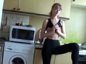 Милаха сосет у папы на кухне