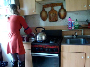 Блондинка сосет член и трахается с парнем на кухне