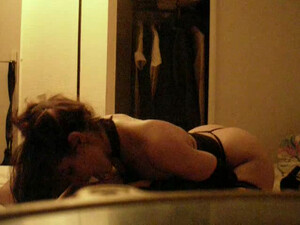 Жена в черных трусиках скачет на члене мужа