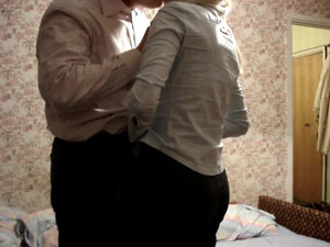 Жирный чувак трахает молодую блондинку небольшим пенисом