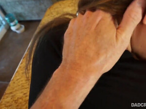 Дочь сосет отцу и трахается с ним