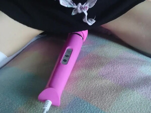 Студентка в юбке и в чулках села киской на розовый вибратор и кончила